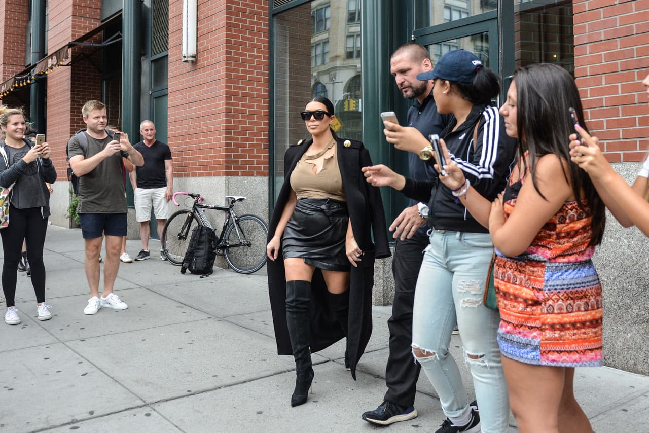 Así salió Kim Kardashian de su departamento en Nueva York.