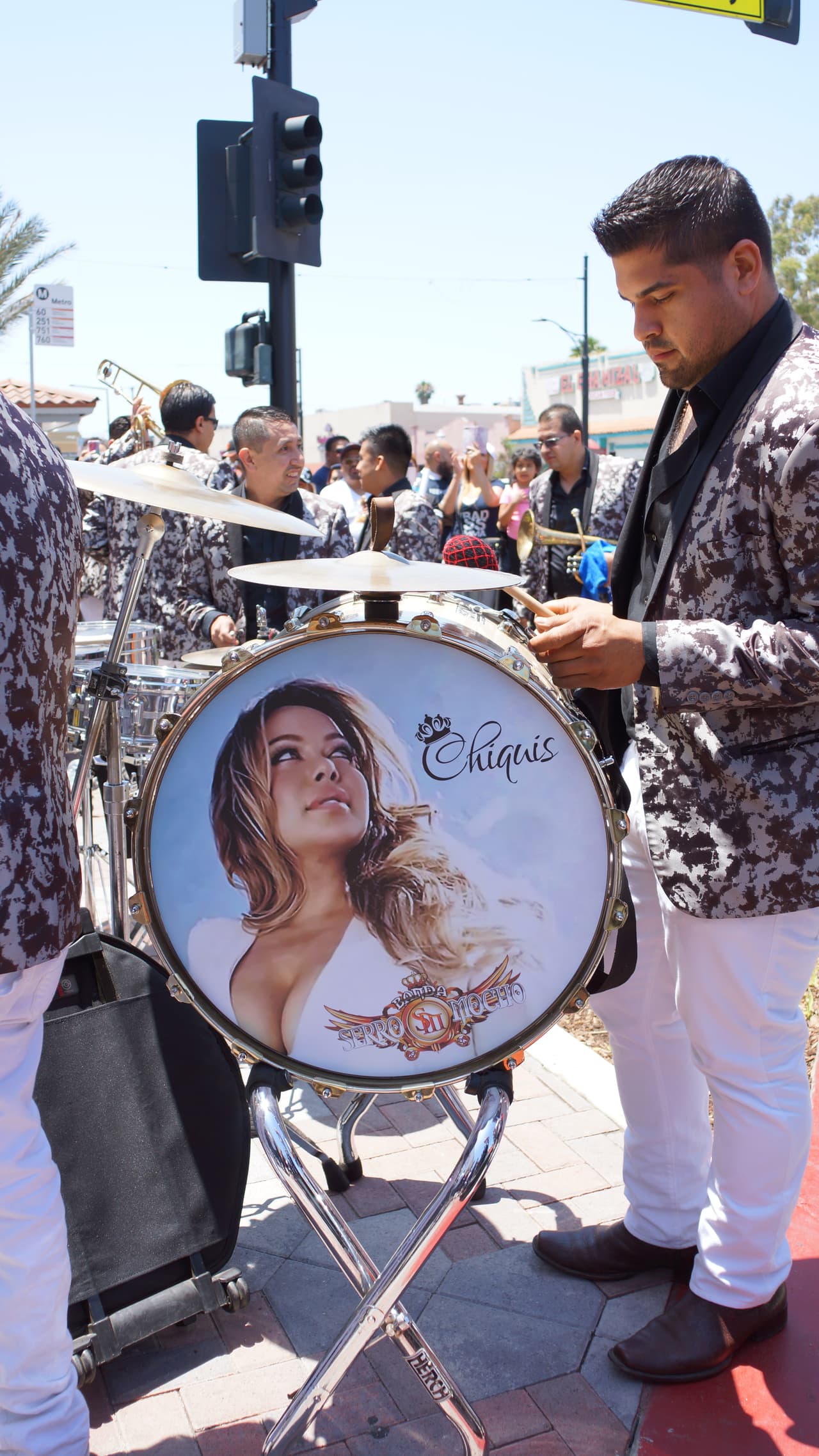 La banda que acompaña a Chiquis en sus conciertos puso el toque musical a la ceremonia de inauguración de la tienda.