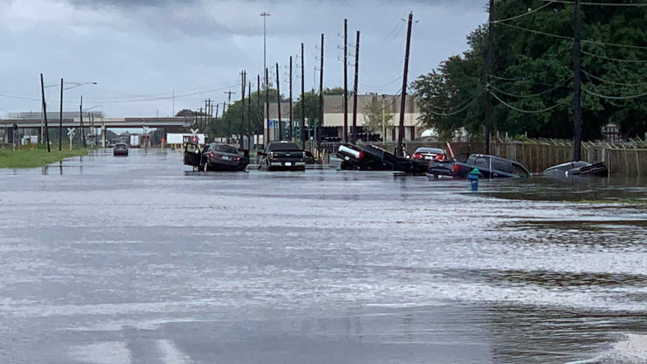 Unos 10 vehículos estuvieron varados entre las calles Holmes Rd y East Almeda St, al sur de 
<a href="https://www.univision.com/temas/houston">Houston</a>.