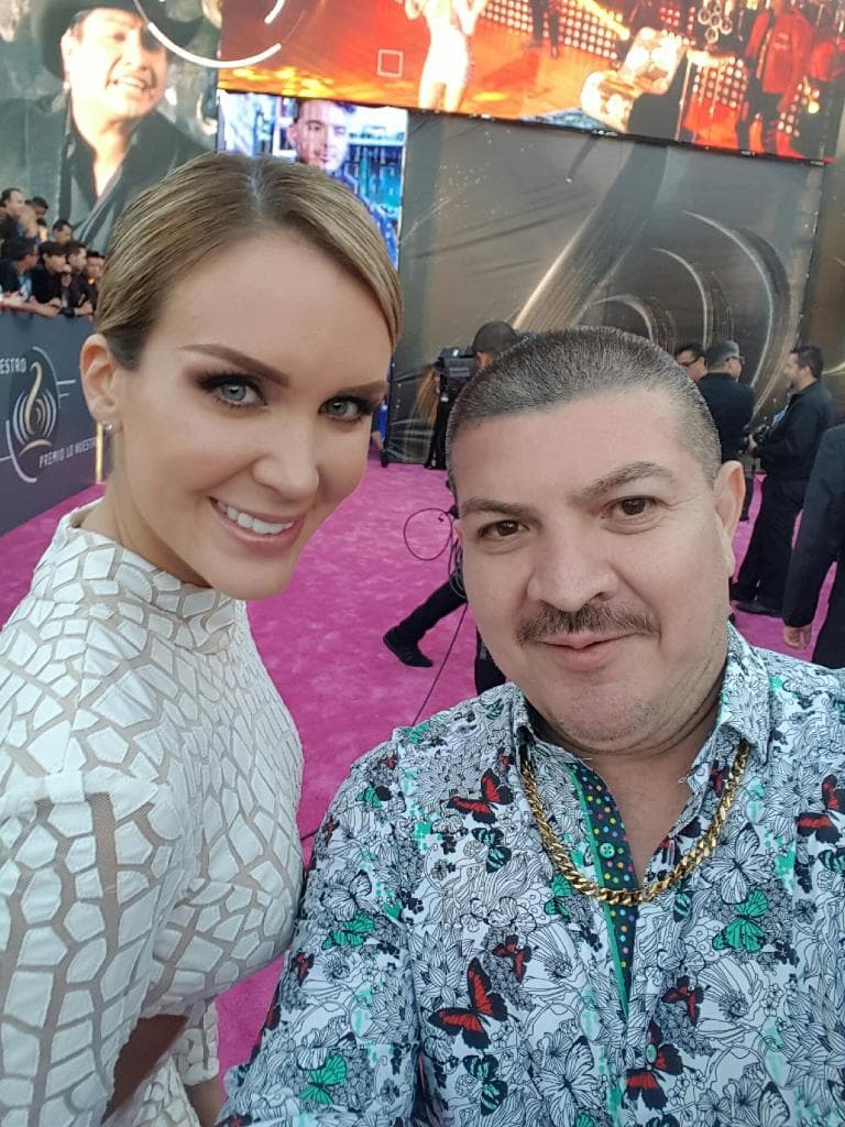 Pero eso no le impidió conquistar corazones mientras caminaba por la alfombra.