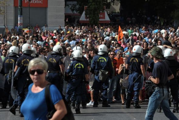 A la manifestación central en Atenas acudieron 45 mil personas, según la Policía, que protestaban contra una nueva oleada de recortes tras cinco años de recesión y con el paro en el 25 por ciento, el mismo día que los líderes de la Unión Europea (UE) se reúnen en Bruselas para debatir cómo poner coto a la crisis.