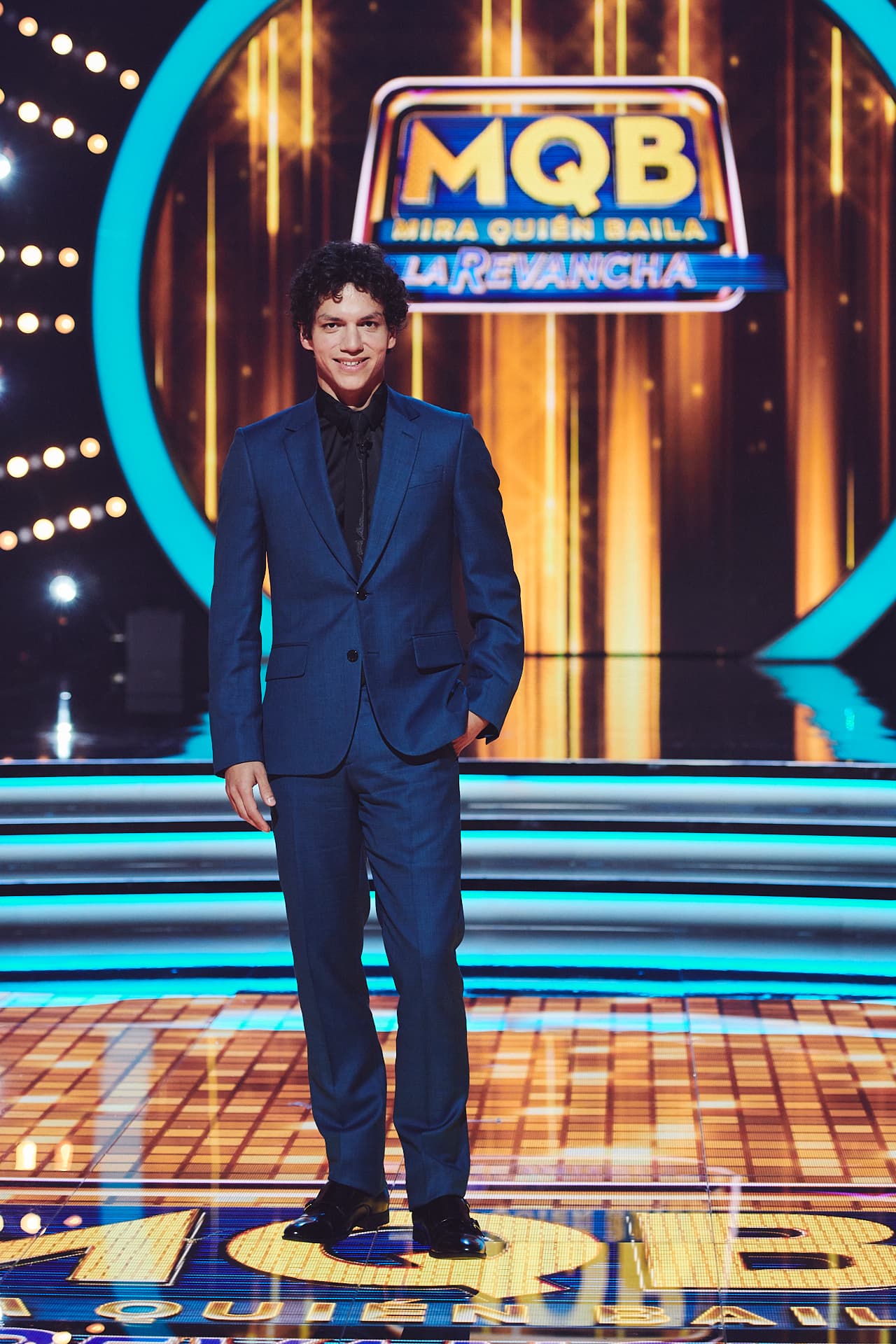 Mientras que Isaac Hernández, el juez más implacable y exigente del panel, optó por un traje azul que contrastó perfectamente con una camida y corbata negra.