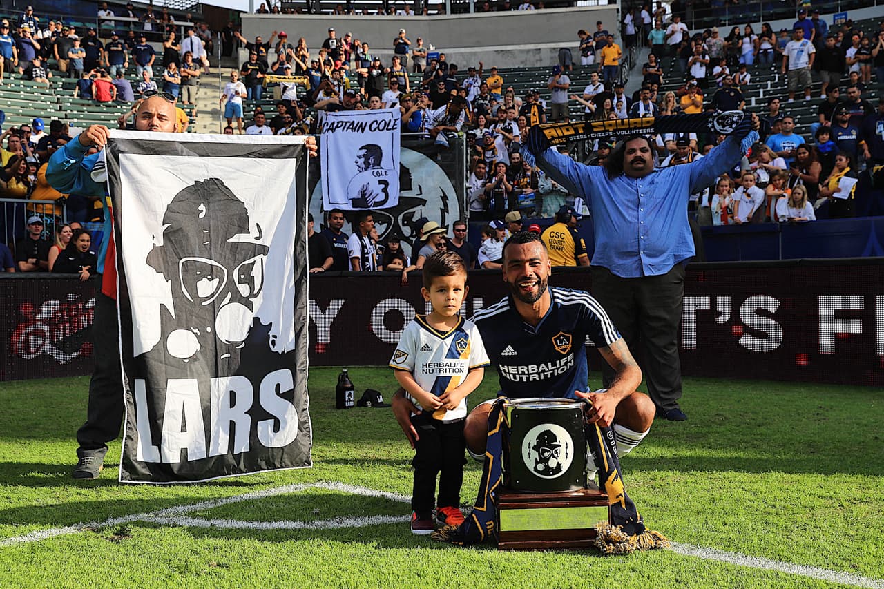 Ashley Cole recibe premio de barra del Galaxy por sobre Zlatan, impone récord de pases para gol