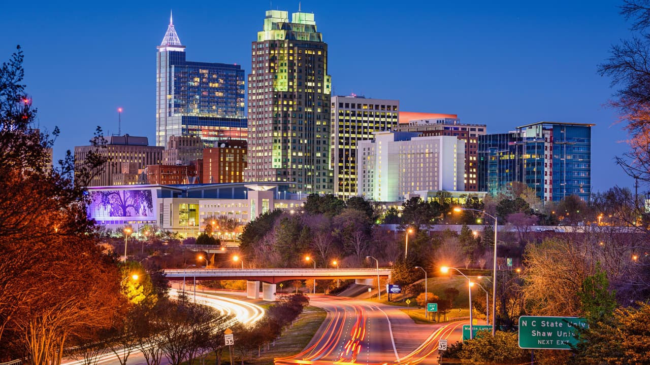 <h3 class="cms-h3-H3">1. Raleigh, Carolina del Norte</h3>
<br>Costo de propiedad y mantenimiento:
<b>1 -la mejor-</b>
<br>Tráfico e infraestructura:
<b>17</b>
<br>Seguridad:
<b>27</b>
<br>Acceso a vehículos y a su mantenimiento:
<b>55</b>
<br>Dato curioso:
<b> En ninguna otra ciudad estadounidense es más barato tener y mantener un vehículo de motor. </b>