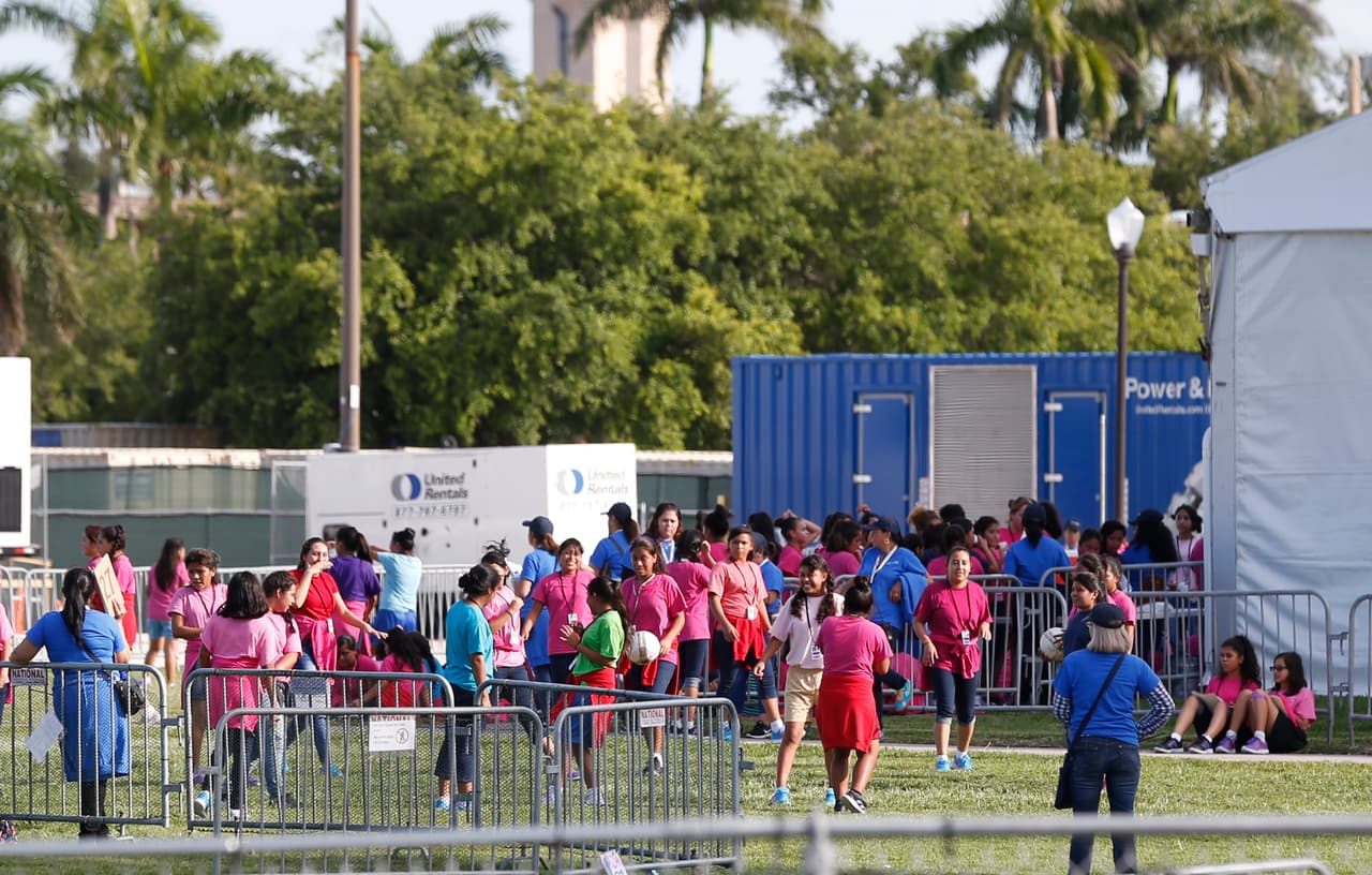 Niños inmigrantes juegan afuera deuna antigua sede de Job Corps que ahora los alberga, el lunes 18 de junio de 2018 en Homestead, Florida.