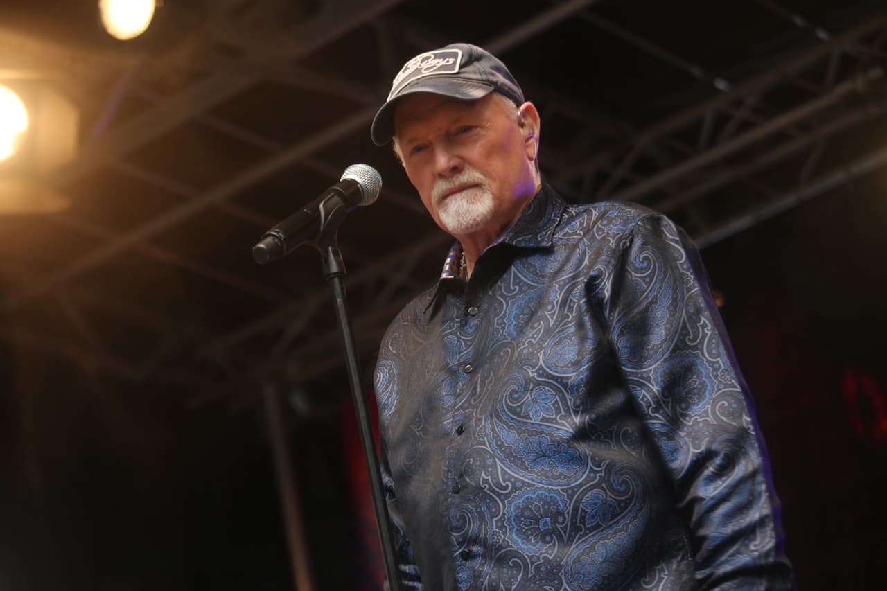MIKE LOVE RAILS AGAINST REP AS BEACH BOYS VILLAIN
