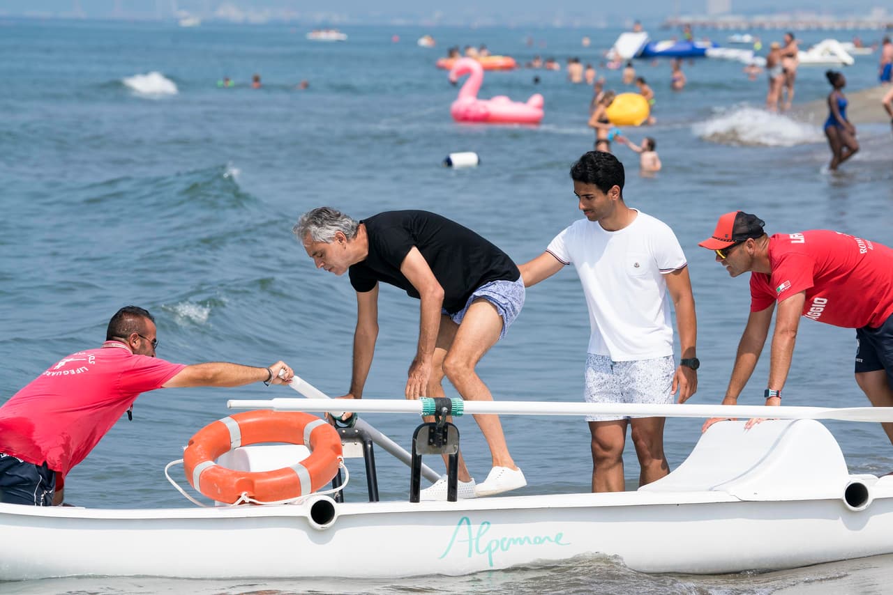 La ceguera del italiano jamás ha sido un impedimento para disfrutar su vida cotidiana. Ha grabado diez óperas completas, además de discos con canciones clásicas y de música pop.