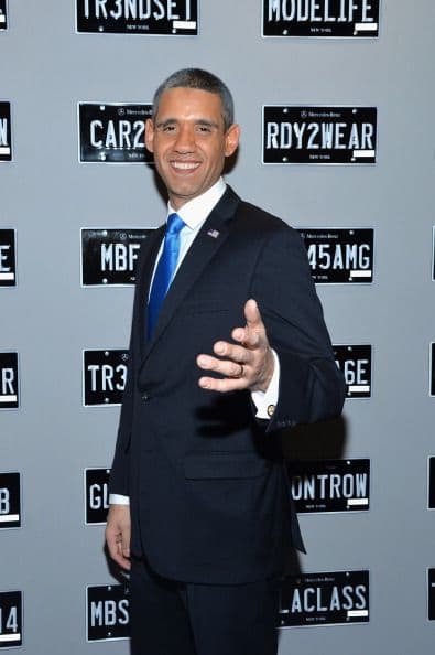 El boricua Louis Ortiz pasó del desempleo a ser un imitador de Barack Obama. En el 2008 se afeitó su chiva y al mirarse no se vio a él, vio la esperanza de hacer dinero imitando al presidente. Y es que el padre puertorriqueño del Bronx es idéntico al primer mandatario. Hoy cuenta con un documental que narra su transformación. (crédito de foto: Bronx Obama Movie)