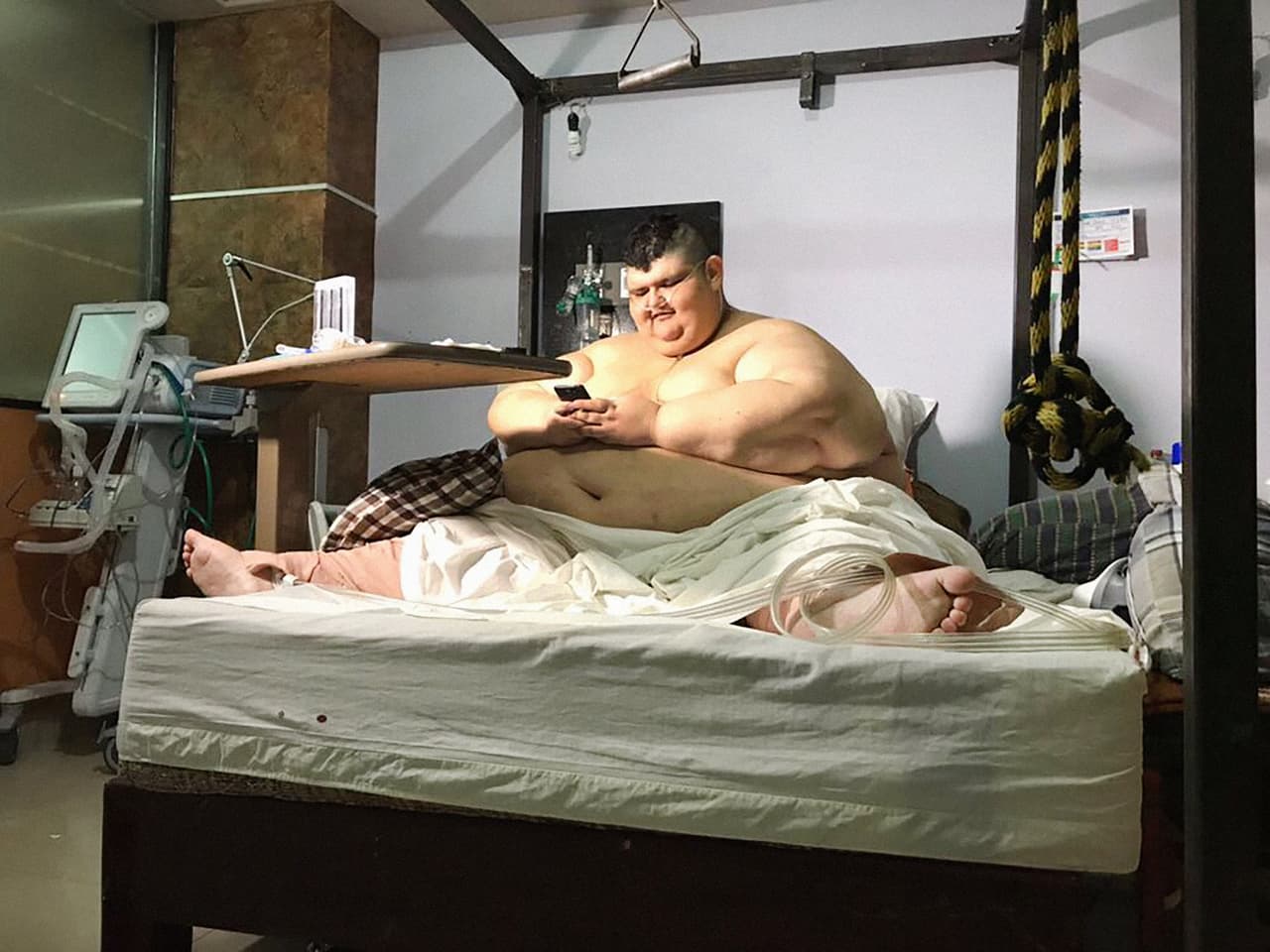 "Nadie había alzado la voz para ayudarme. Hace un año, el doctor Castañeda levantó su mano para ayudarme", dijo a Primer Impacto Juan Pedro Franco sobre José Antonio Castañeda, un médico bariatra que, tras ver el caso en Univision, logró que Juan Pedro perdiera 526 libras con una primera cirugía.