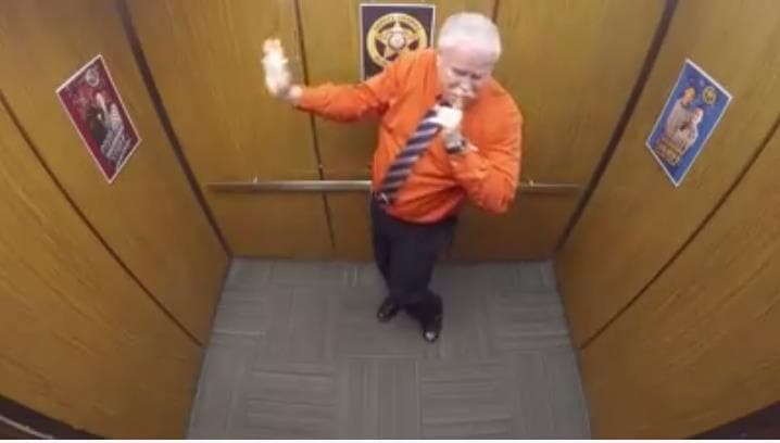 Policía se retira bailando hip hop