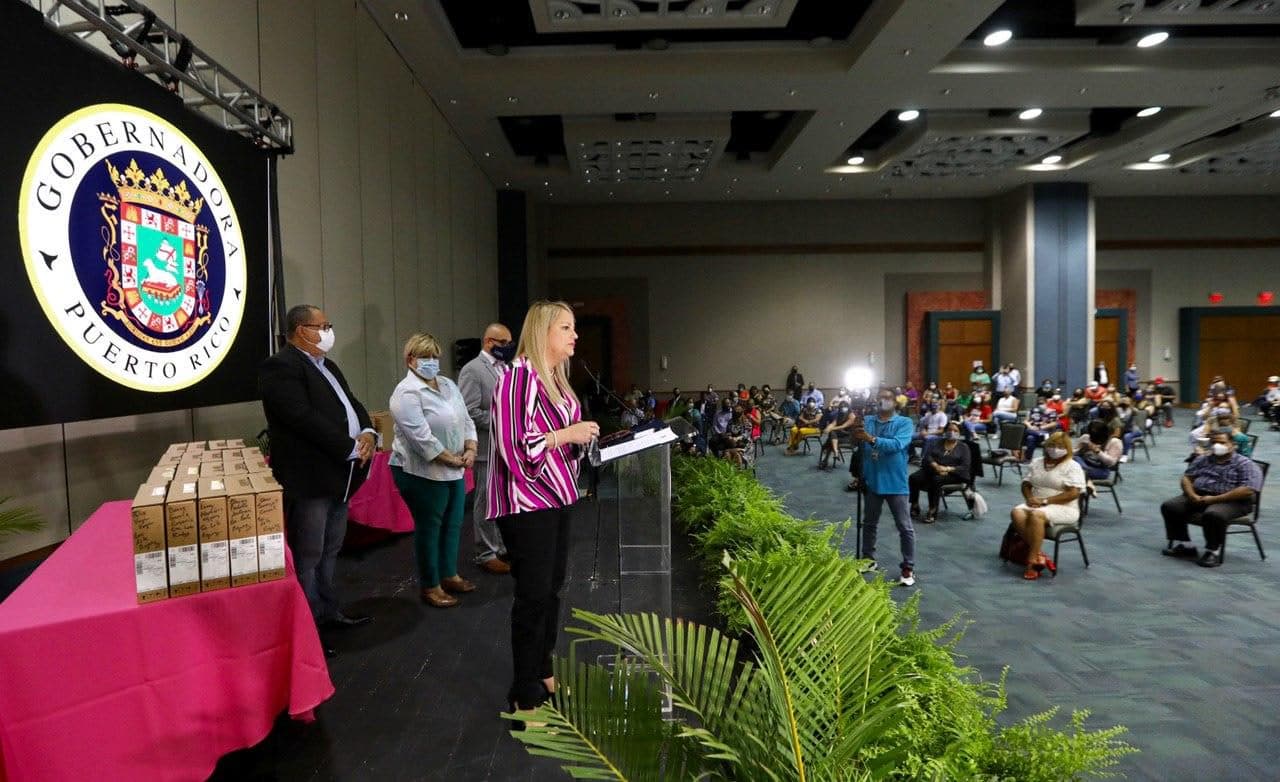 Gobernadora entrega computadoras a maestros para apoyo y asistencia a estudiantes de los municipios más afectados por los sismos 