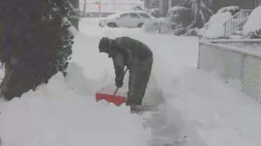 César López acompaña esta postal junto con el mensaje: "A sacar las palas".