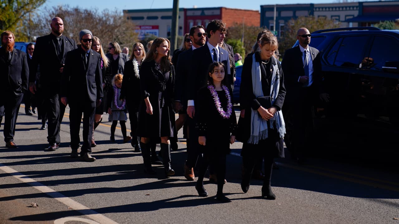 Miembros de la familia Carter siguen el coche fúnebre durante el funeral de la ex primera dama Rosalynn Carter.