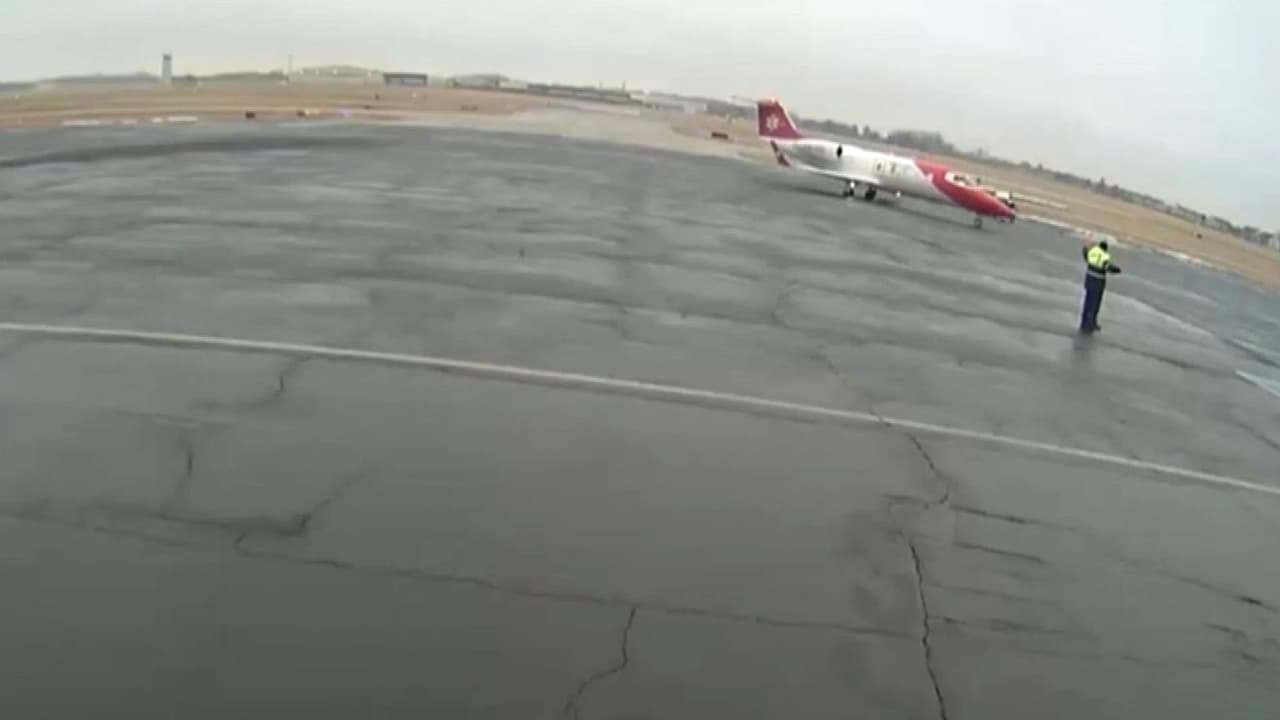 Los videos que revelan los últimos momentos del avión ambulancia estrellado en Filadelfia en 2025