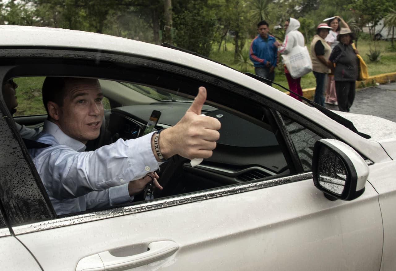 El político de 39 años, originario del Estado de México, apostó por un transporte amigable con el medio ambiente el cual, en una ocasión, un mes antes del arranque de su campaña, lo dejó varado afuera de un evento al no poder arrancarlo.