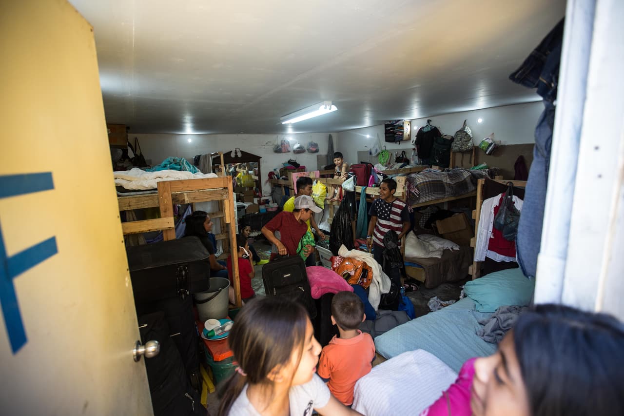 Dos de los hermanos de la familia comienzan a cargar maletas rodeados de los amigos que hicieron. Según la Organización Internacional para las Migraciones (OIM), desde julio de 2019 han ayudado en 208 retornos voluntarios de migrantes bajo el Protocolo de Protección de Migrantes (MPP, conocido también como 'Remain in Mexico'). Después de cuatro meses de espera, los Mejía no lograron ni siquiera quedar bajo este programa del gobierno de EEUU; apenas
<b> habían logrado que les dieran un número en Tijuana, el 3,007, pero se cansaron de la espera, consecuencia de <a href="https://www.univision.com/noticias/inmigracion/juez-federal-falla-a-favor-de-trump-y-permite-que-se-aplique-la-nueva-regla-que-restringe-el-asilo-en-la-frontera" target="_blank">las políticas implementadas por el gobierno de Donald Trump. </a></b>A ún tenían por delante a más de 240 familias que, como ellos, también aguardaban para ser recibidos por la Patrulla Fronteriza en lo que sería su primera entrevista. En sus cálculos, podrían haber entrado, pero hasta noviembre.