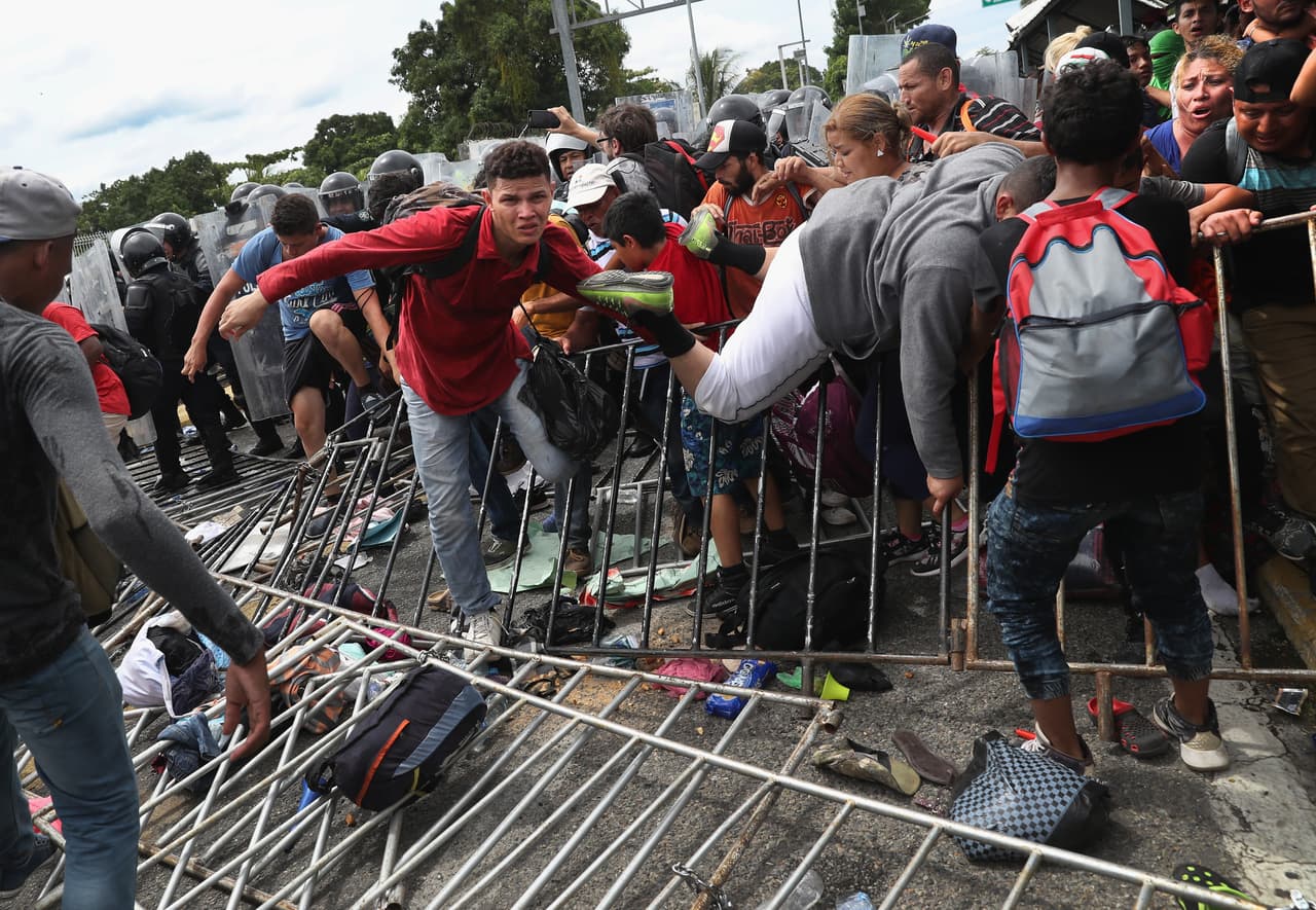 “¡Sí se pudo!”, gritaban los migrantes tras romper el cordón de seguridad en la frontera con México.
<br>