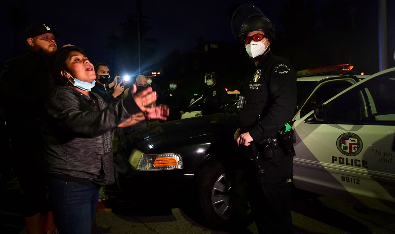 En un comunicado el concejal Mitch O'Farrell del Distrito 13, al cual hace parte la zona de Echo Park, dijo que "se pidió al Departamento de Policía de Los Ángeles que
<b>apoyara los esfuerzos de seguridad de la comunidad durante la instalación de la cerca para ayudar en la rehabilitación de Echo Park".</b>