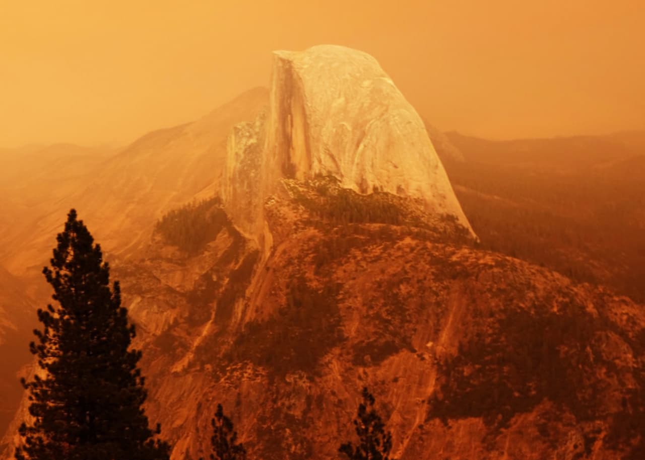 Desde el domingo, las llamas rodean el
<b> Parque Nacional Yosemite</b> y aunque aún se encuentra a salvo de la furia del fuego, el cielo se volvió completamente naranja.