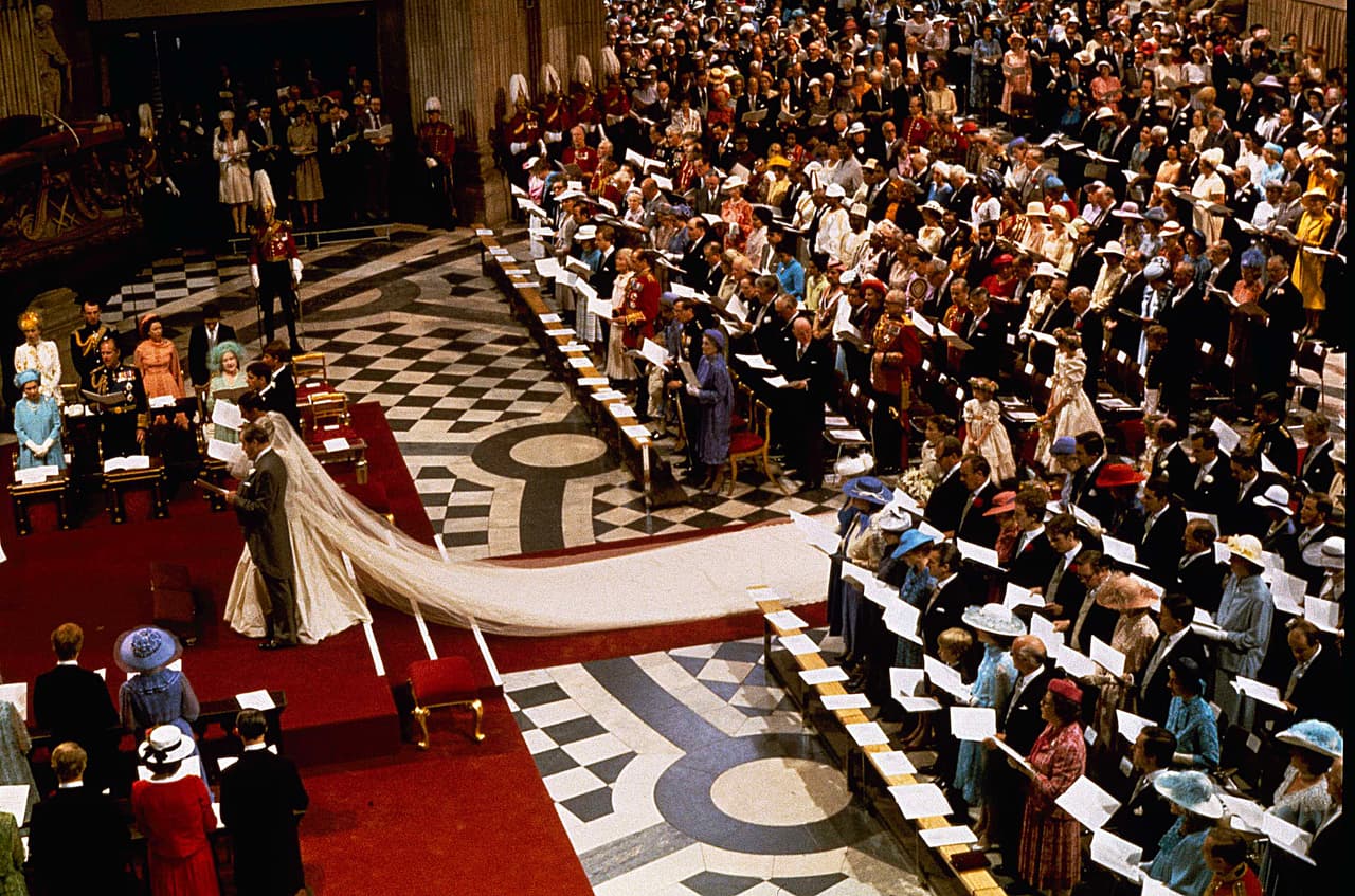 Diana lucía un vestido creado por el taller del 
<a href="https://www.townandcountrymag.com/the-scene/weddings/a18205641/princess-diana-prince-charles-wedding/" target="_blank">matrimonio David y Elizabeth Emanuel,</a> una pareja de jóvenes diseñadores que recibió 
<a href="https://www.tatler.com/article/elizabeth-emmanuel-on-seeing-emma-corrin-in-dianas-wedding-dress-on-the-crown" target="_blank">"la llamada de nuestras vidas", según recordó Elizabeth</a> acerca del encargo que les hizo directamente la novia en un artículo en la publicación británica Tatler especializada en sociedad, moda y belleza.
<br>