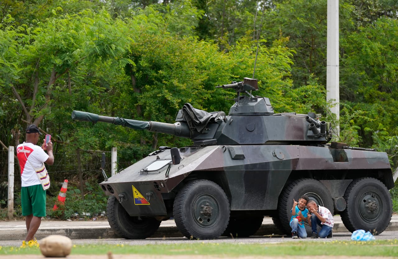 Un hombre toma una foto de un vehículo blindado del ejército colombiano en la entrada del Puente Internacional Tienditas que conecta a Venezuela con Colombia.
<br>
<br>
<b>Maduro celebró el lunes la apertura “total” de la frontera de los pueblos “hermanos” y aseguró, en un mensaje de Twitter, que se trata de un “día histórico y transcendental”.</b>
<br>
<br>