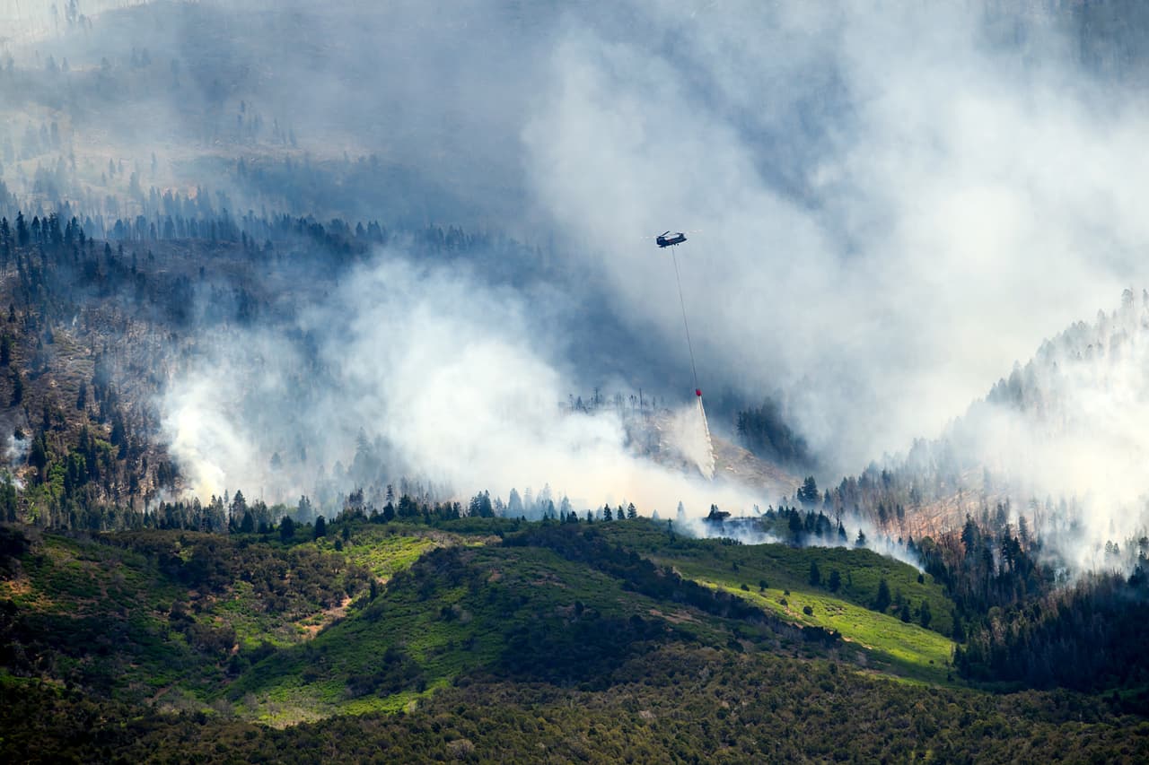 Mueren 3 bomberos y 2 resultan heridos cuando combatían incendios en Colorado y Utah