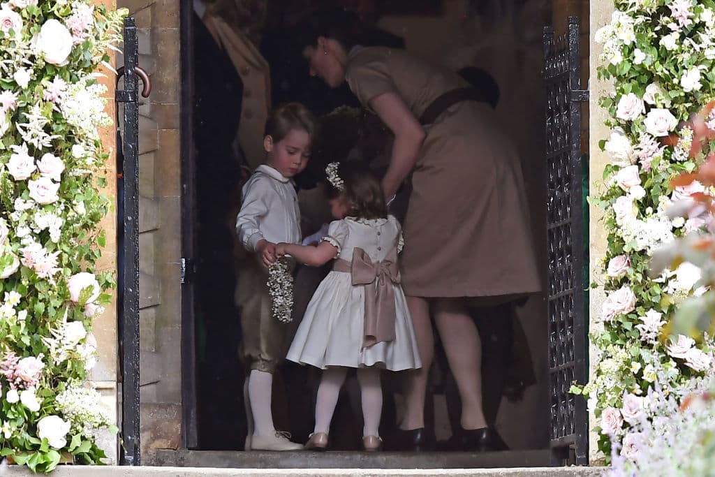 Dentro de la Iglesia de Berkshire, (un condado al Sudeste de Inglaterra), que está a ocho kilómetros de la mansión familiar, de los padres de Pippa, los pequeños se preparaban para tirar pétalos y entregar los anillos.