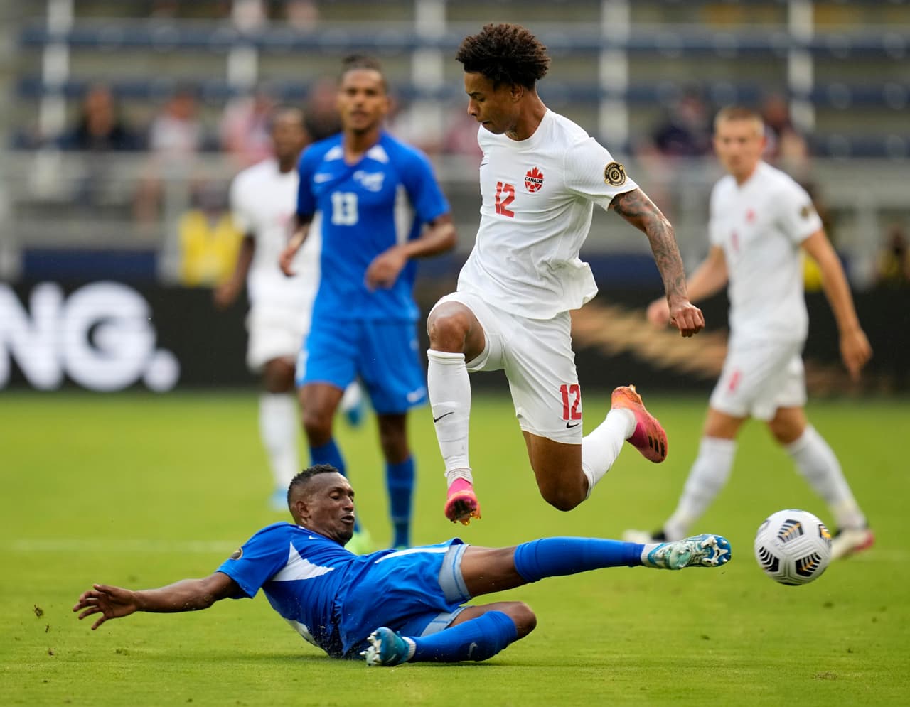 En el primer turno del domingo, Canadá aplastó 4-1 a Martinica. Uno de los jugadores más destacados en el equipo norteamericano fue el volante de New England Revolution, Tajon Buchanan.
<br>