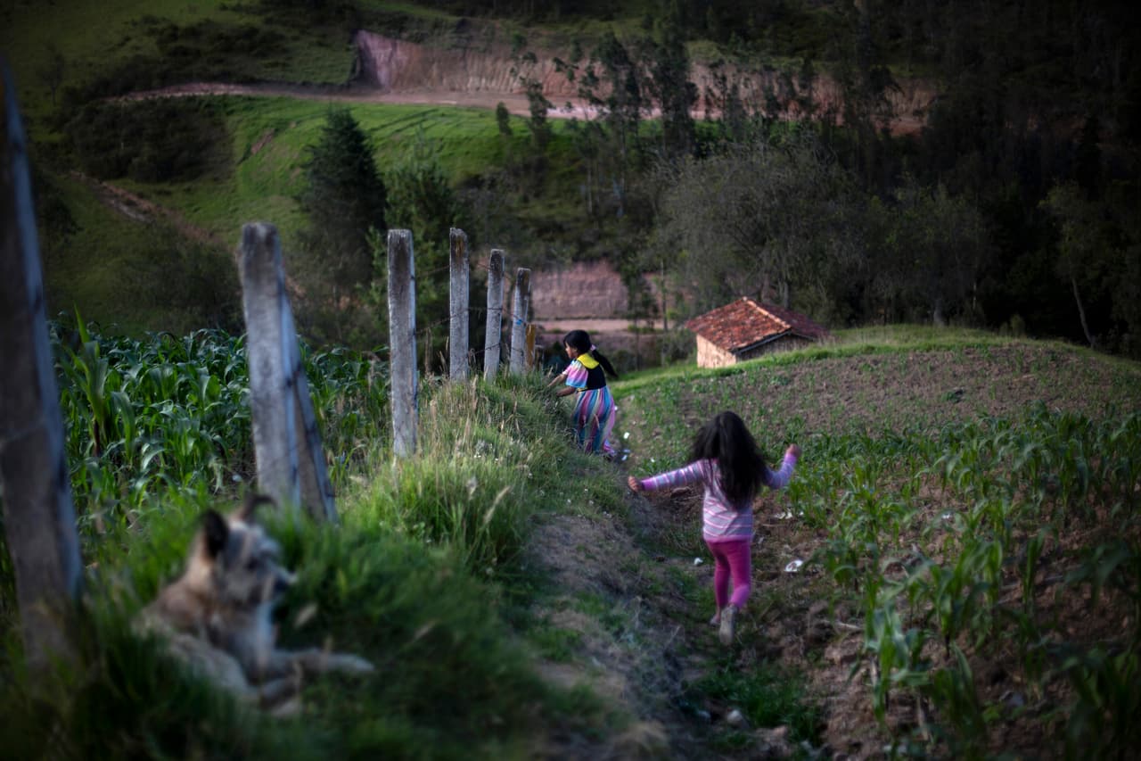 Los niños de Azuay y Cañar viven mirando las casas que levantan los que se van. Para quienes ponen en marcha campañas para advertir de los riesgos de migrar sin papeles, resulta casi imposible convencerles de que el viaje no vale la pena.