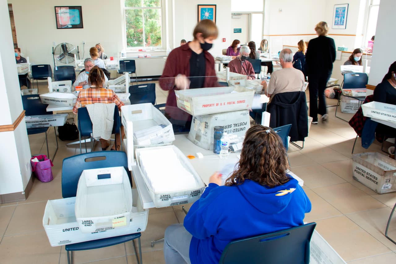 Los trabajadores electorales comenzaron a procesar las boletas en el juzgado del condado de Northampton el 3 de noviembre de 2020 en Easton, Pensilvania.