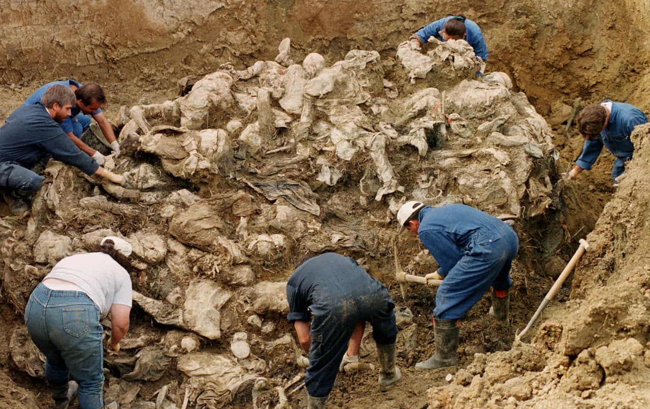 La masacre de Srebrenica es el único episodio de la guerra después de la división de Yuguslavia (entre 1992 y 1995) definido como genocidio por la ONU. En esta fotografía de 1996 investigadores del Tribunal Internacional de Crímenes de Guerra remueven la tierra y escombros de los cuerpos de decenas de víctimas de la matanza.
<br>