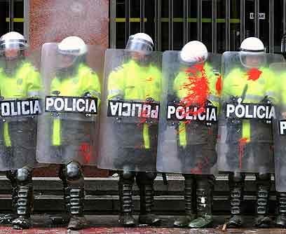 Policía cuidará a votantesLos rumores que hablan sobre los riesgos que implican los comicios presidenciales, han hecho que las autoridades colombianas dispusieran 150,000 efectivos para su resguardo y otros 150,000 militares custodiando carreteras, ciudades y pueblos. 