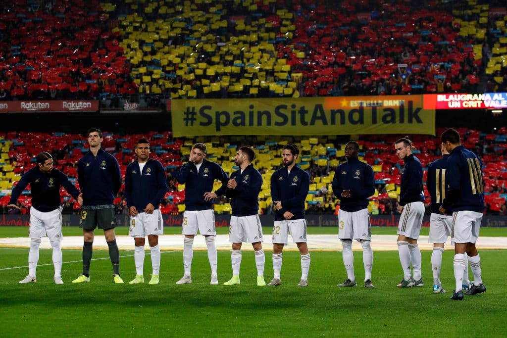 De forma pacífica, los catalanes se manifestaron con pancartas, balones y cantos al ritmo de 'Spain, sit and talk'.
