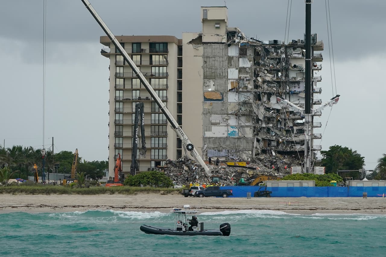 Escuchó un "enorme ruido espeluznante" y logró salir del edificio de Surfside antes de que cayera