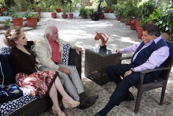 El famoso 'Charro de Huentitán', junto a su esposa 'Cuquita', platicaron con Don Francisco acerca de lo difícil que fue comenzar en este medio, su primer disco, primera película y más.