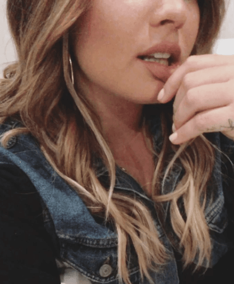 A través de sus historias en Instagram, la cantante compartió esta imagen en la que muestra la nueva coloración de su cabello.