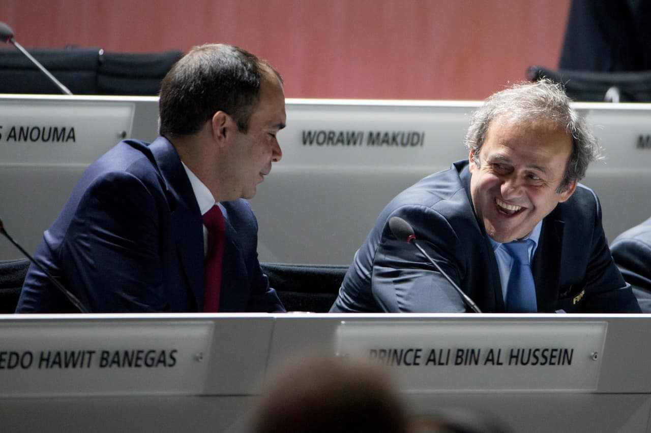 Las Vegas ponen como favoritos a Platini y Hussein para suplir a Blatter