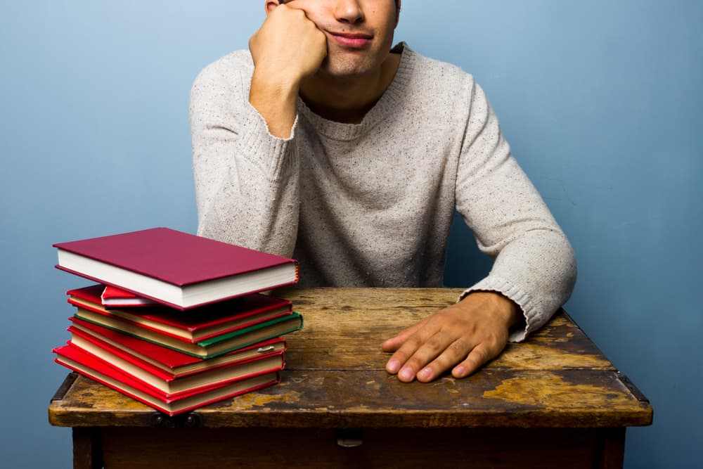 <b><u>Acuario</u></b>
<br>
<b><u>Como vive en el futuro, procrastinar es parte de su naturaleza</u></b>
<br>Se dice que los acuarianos viven en otra dimensión, un mundo creado por ellos en el que existen en el futuro. Para ellos procrastinar es parte de su segunda naturaleza y se preguntan “¿por qué me voy a preocupar hoy cuando lo puedo hacer mañana?”.