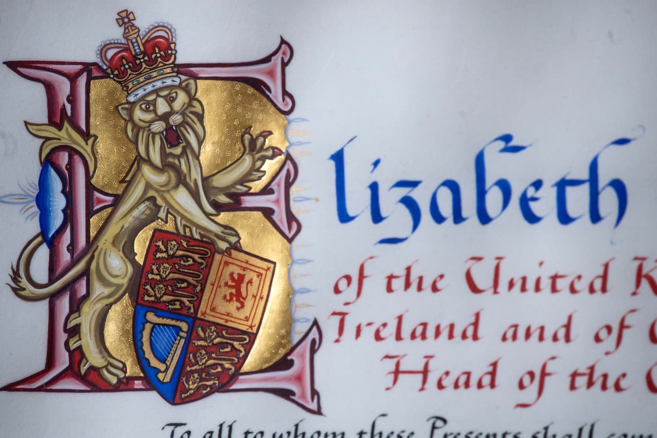 El título de la Reina encabeza la hoja: “Real Majestad Isabel Segunda, por la gracia de Dios para el pueblo del Reino Unido de Gran Bretaña e Irlanda del Norte y todos sus dominios de ultramar, reina, jefa de la Mancomunidad de las Naciones Británicas, defensora de la fe”.