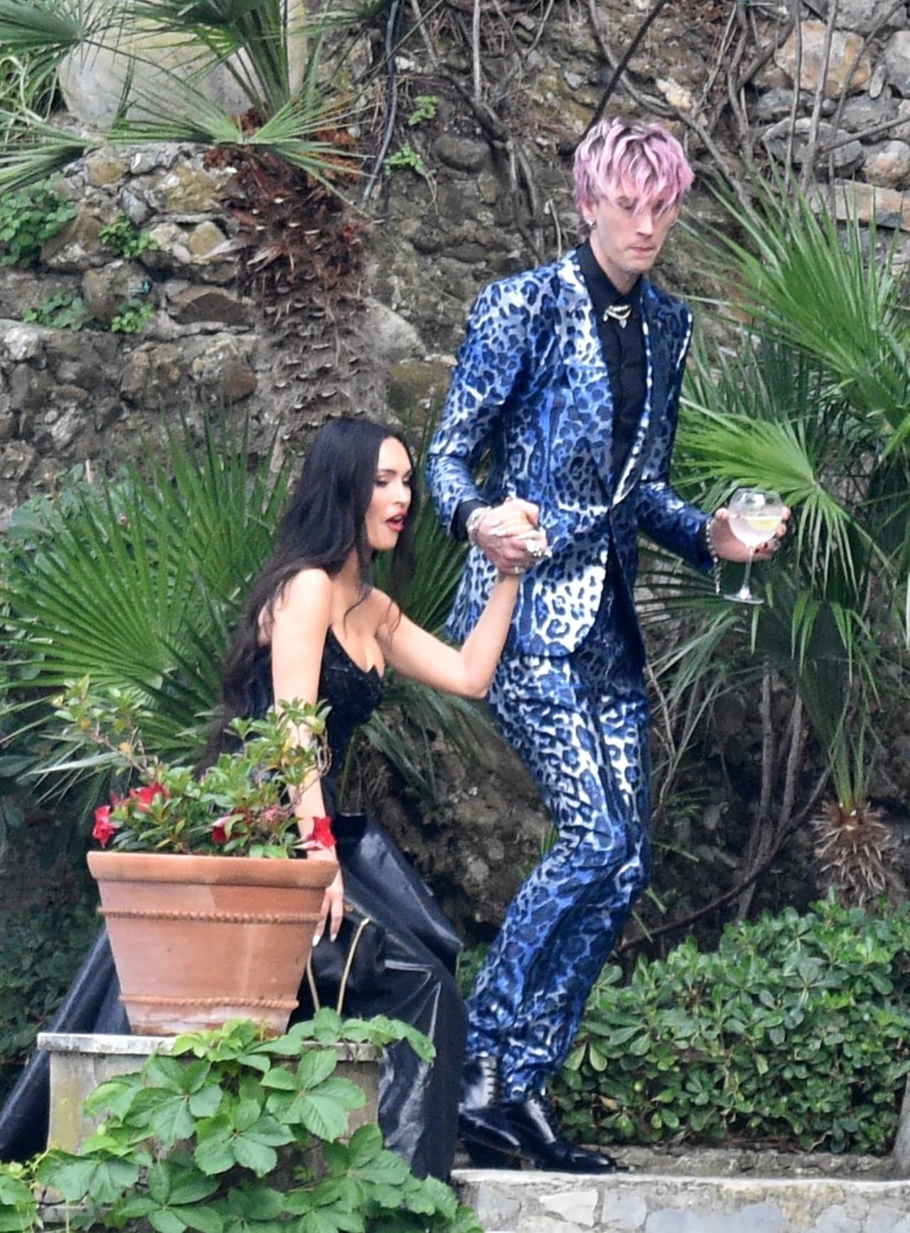 En un momento, le entregó el micrófono a Machine Gun Kelly, uno de los invitados, quien cantó 'Bloody valentine' mientras lo veía su pareja Megan Fox.