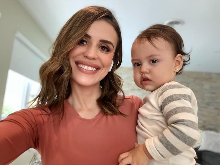 La periodista indicó en Instagram que "una vez termino, salgo corriendo para abrazarla". Chloé es la más contenta de estar cerca de su mamá.