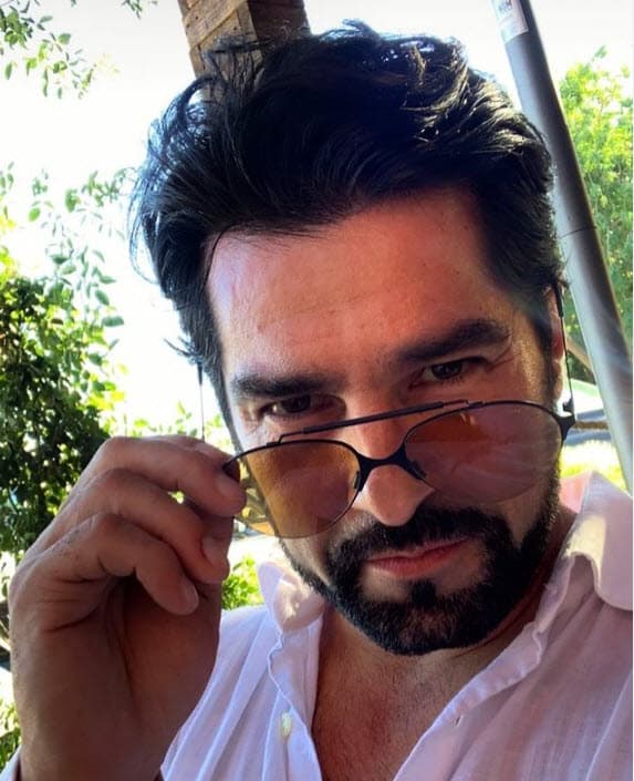 "Yo
<b> estoy pa' aprender todavía</b>", dijo entre risas al hacerle notar que por su edad y experiencia él ya podría ser un "buen maestro en las artes amatorias". 
<br>