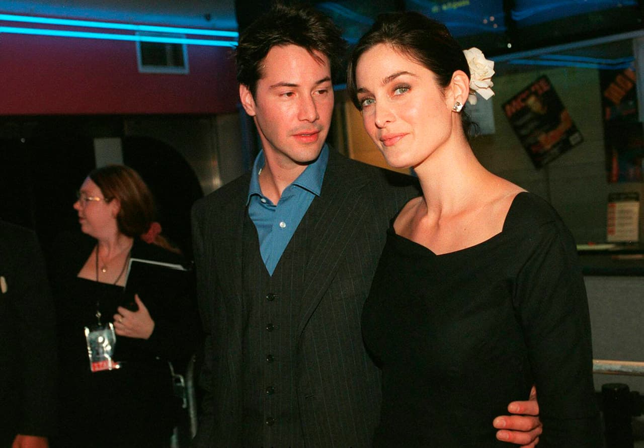 Y no podríamos dejar pasar 'Matrix', producción que se lanzó en 1999 y rápidamente ocupó un sitio en el cine de culto, debido a la creatividad en sus tomas, la trama y efectos especiales.