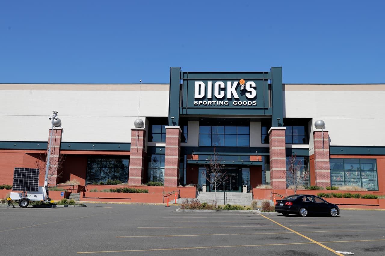 <b>Puesto 14. Dick’s Sporting Goods. Trabajadores suspendidos: alrededor de 40,000. </b>La tienda de artículos deportivos mantiene cerradas unas 800 tiendas en todo el país.