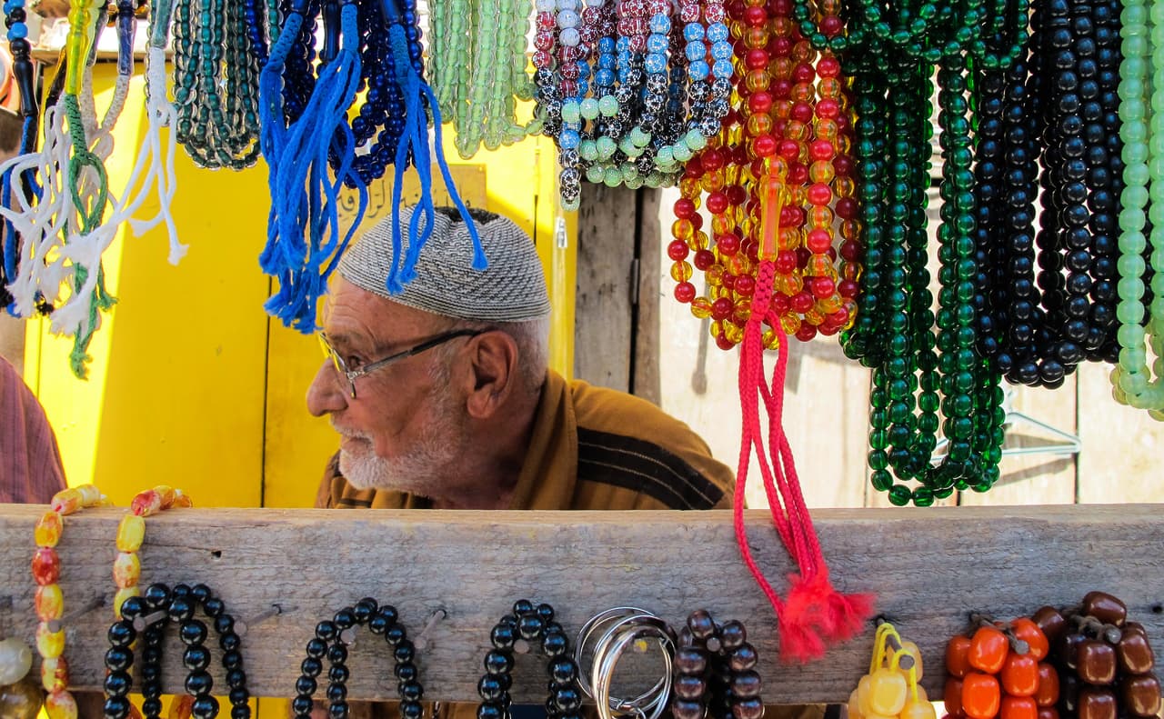 Los misterios se rezan según los días de la semana y estos van acompañados de un Padre Nuestro, 10 Ave Marías y un gloria.