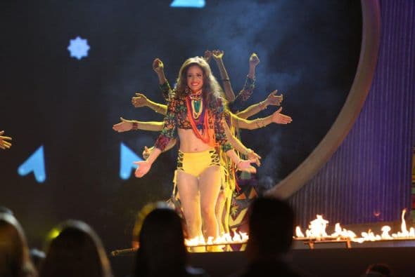 Juanes trajo “LUZ” al escenario de Nuestra Belleza Latina y las chicas gozaron con la música del colombiano además que lucieron sencillamente espectacular en coloridos atuendos. ¡Vaya manera de abrir el show!