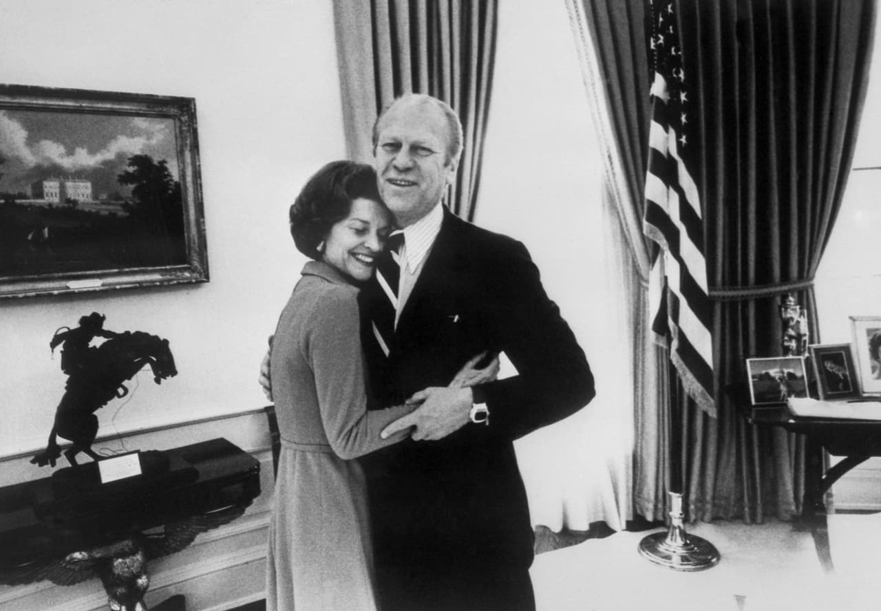 <b>Betty Ford – 1974-1977 (Gerald Ford)</b>
<br>Las imágenes que se tienen de Betty Ford muestran a un matrimonio enamorado hasta el día de su muerte. La primera dama abogó por la concientización sobre el cáncer de seno y la Enmienda de Derechos Igualitarios, una medida pensada para promover la igualdad de género que nunca llegó a entrar en la Constitución.