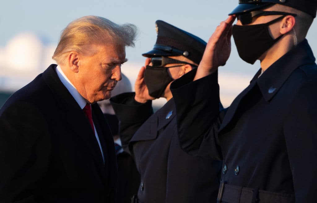 Pedidos, presiones y mentiras: frases clave de la llamada de Trump para pedir que le "encuentren 11,000 votos" en Georgia