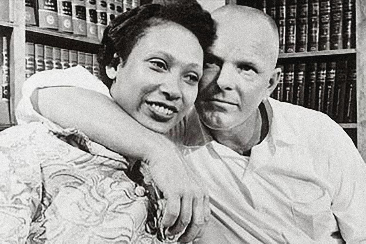 <b>Mildred y Richard Loving. </b>Fueron los protagonistas del fin de la prohibición del matrimonio interracial. Mildred -una mujer negra- y Richard, blanco, habían sido condenados a pasar un tiempo en la cárcel en Virginia por haberse casado violando la ley estatal antimestizaje de 1924 
<a href="https://www.encyclopediavirginia.org/Racial_Integrity_Laws_of_the_1920s" target="_blank"><i>Racial Integrity Act</i></a>
<i>. </i>La Ley de Integridad Racial permaneció hasta 1967, cuando la Corte Suprema falló en favor de la pareja en el caso Loving vs. Virginia al considerar inconstitucional la prohibición del matrimonio interracial.