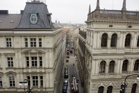 lLos empleados de la limpieza del teatro "Linterna Mágica", situado a apenas cien metros del lugar del siniestro, sintieron el fuerte impacto, que rompió los cristales del edificio donde trabajaban.